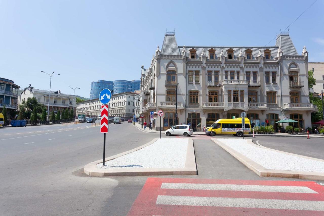Modern Apartment In The Heart Of Old تبليسي المظهر الخارجي الصورة